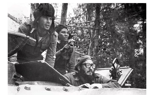 Fidel Castro, con gafas, sentado dentro de un tanque cerca de Playa Girón